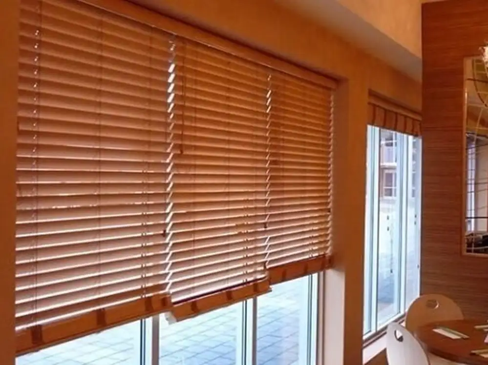 Ambiente decorado com persianas e estofados