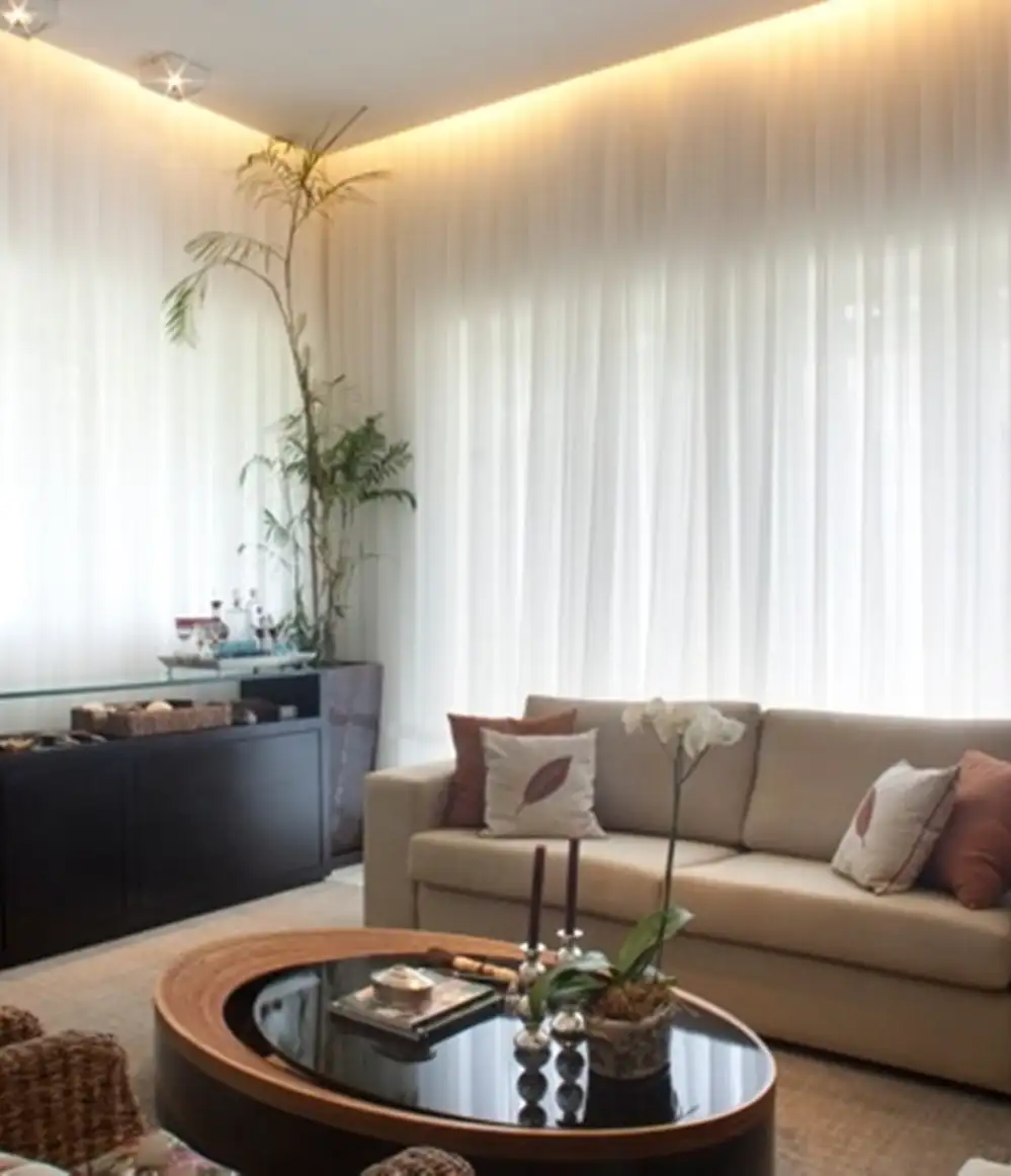 Ambiente decorado com cortinas e estofados da Casa Real Decorações
