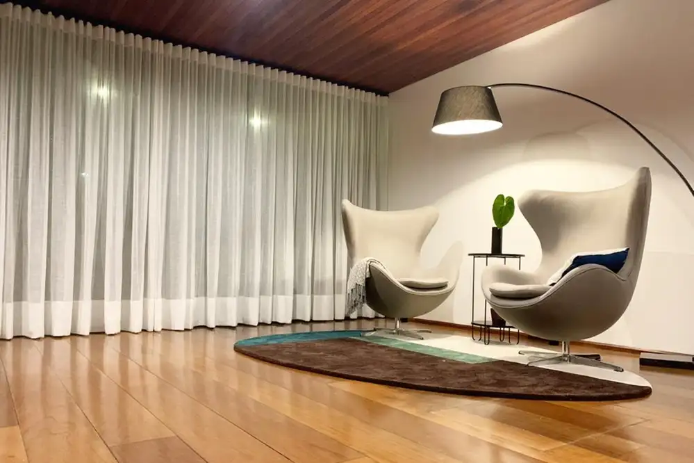 Cortina moderna sob medida para ambiente interno
