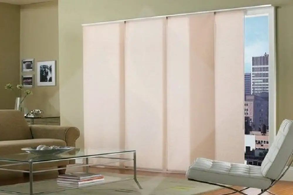Cortina sob medida instalada em ambiente elegante